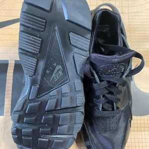 Like New. Black Nike Huarache